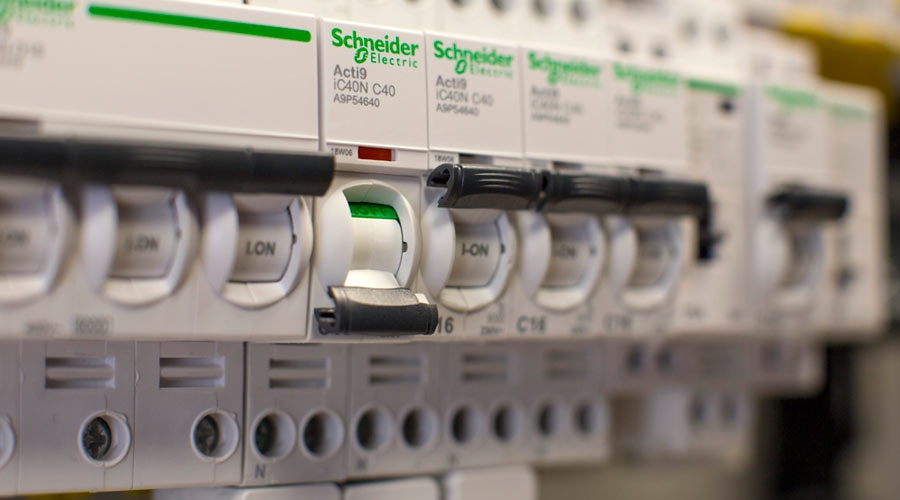 Aparelhos de proteção Schneider Electric num quadro elétrico